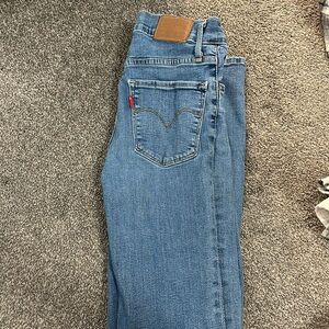 Levi size 25 skinny: straight jeans no rips in good condition